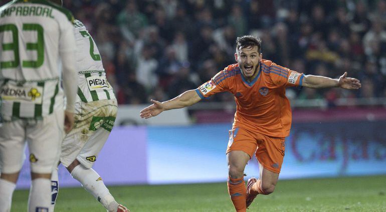 GRA415. CÓRDOBA, 21/02/2015.- El delantero argentino del Valencia Pablo Piatti celebra el gol que acaba de marcar, el segundo para el equipo en el partido frente al Córdoba de la vigésima cuarta jornada de la Liga de Primera División que se juega hoy en e