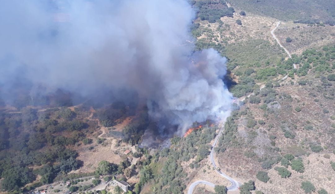 Incendio en Almonaster la Real (Huelva)