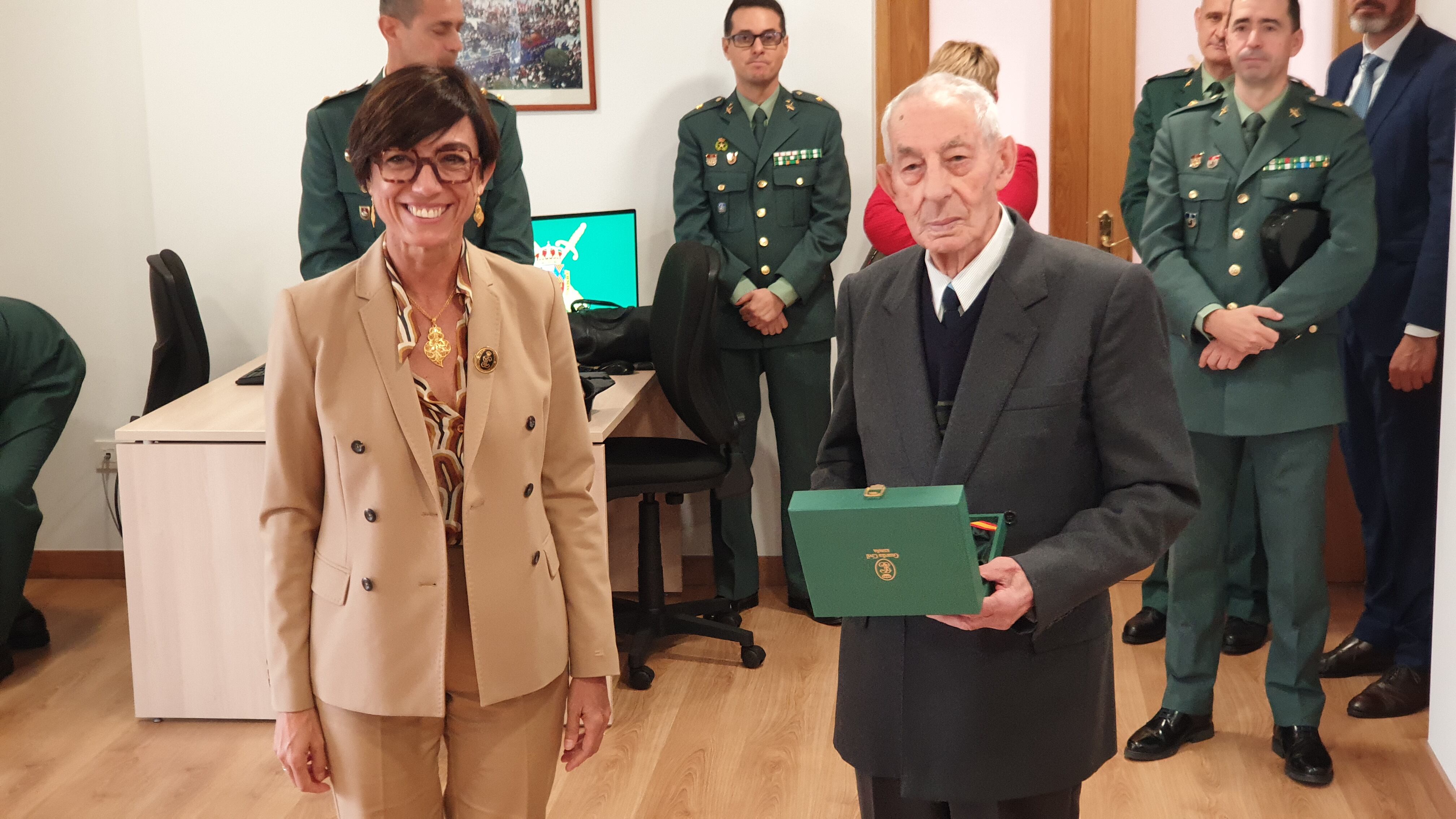 María Gámez, Directora de la Guardia Civil, junto al subteniente Marino Borrego, el Guardia Civil retirado de más edad en Palencia