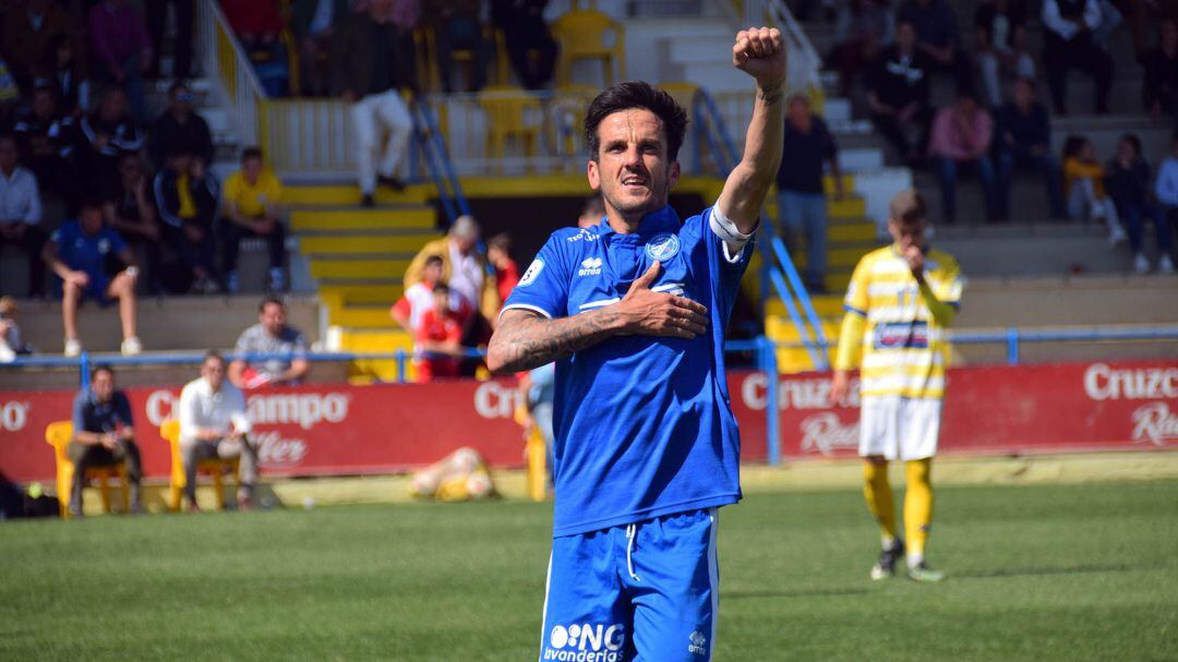 Antonio Bello celebrando el gol de penalti que supuso el triunfo en Coria