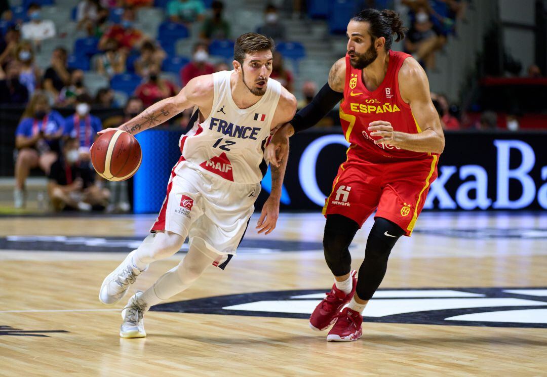 Ricky Rubio defiende a Nando de Colo 