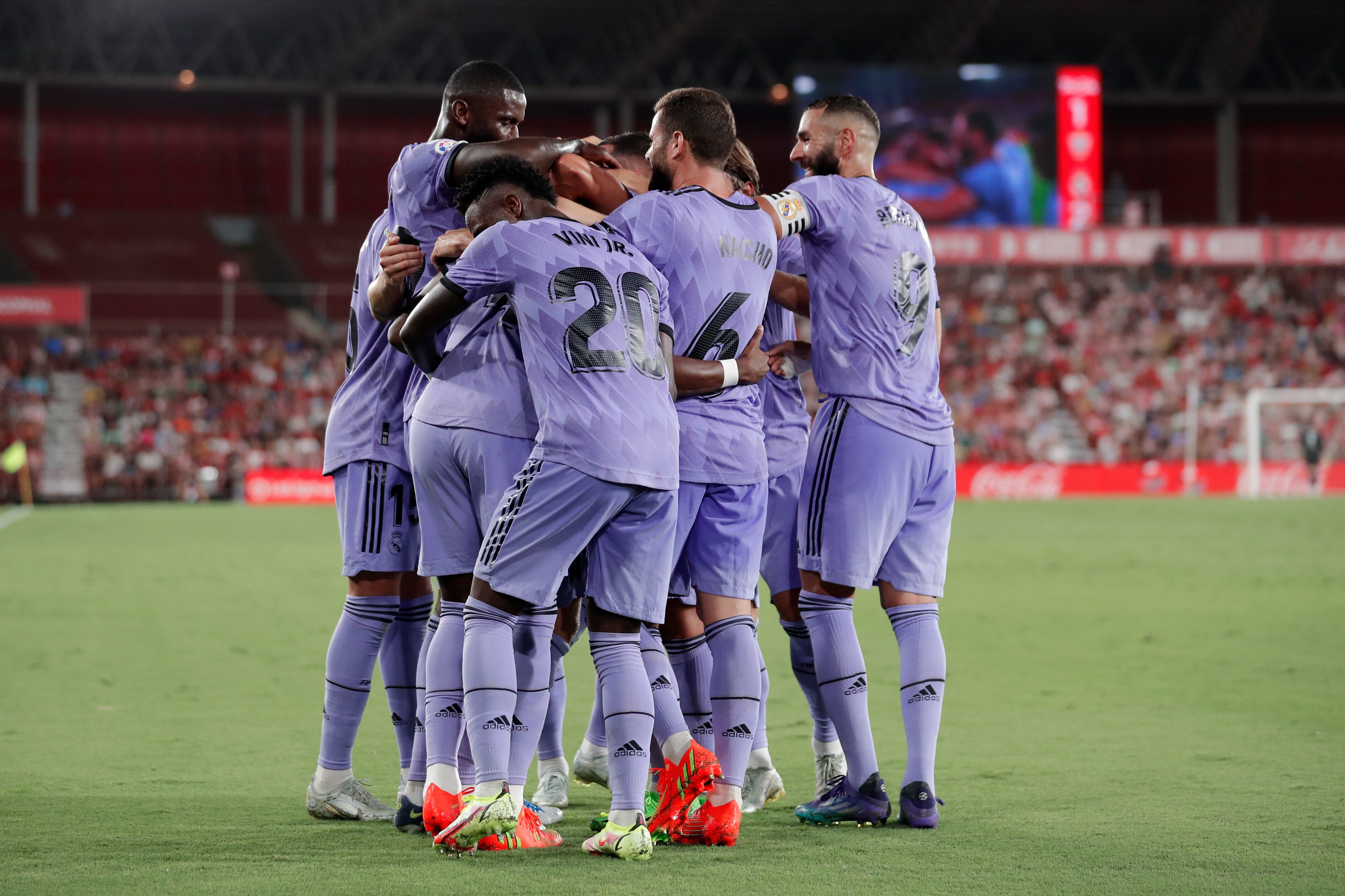 Jugadores del Real Madrid celebran el segundo gol del equipo en Almería, anotado por David Alaba.