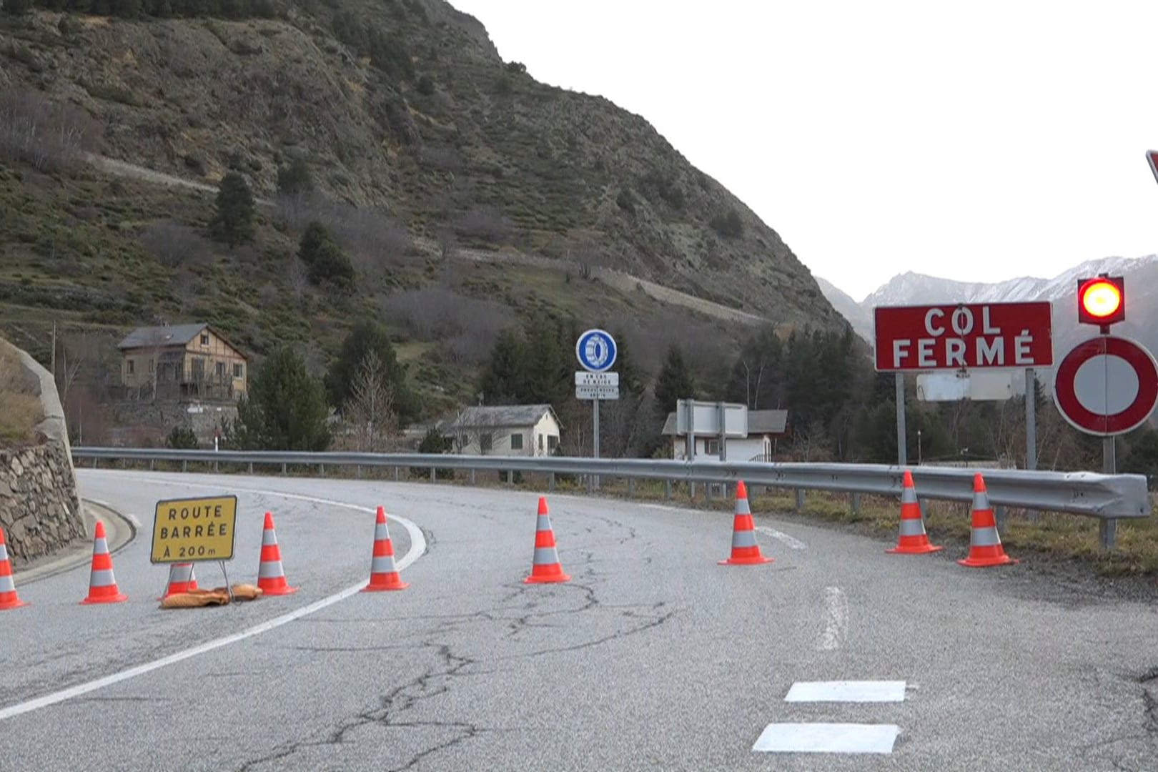 Vista de la carretera cortada en el lugar accidente de autocar que se produjo cerca de la localidad de Porté-Puymorens, en el Pirineo francés.