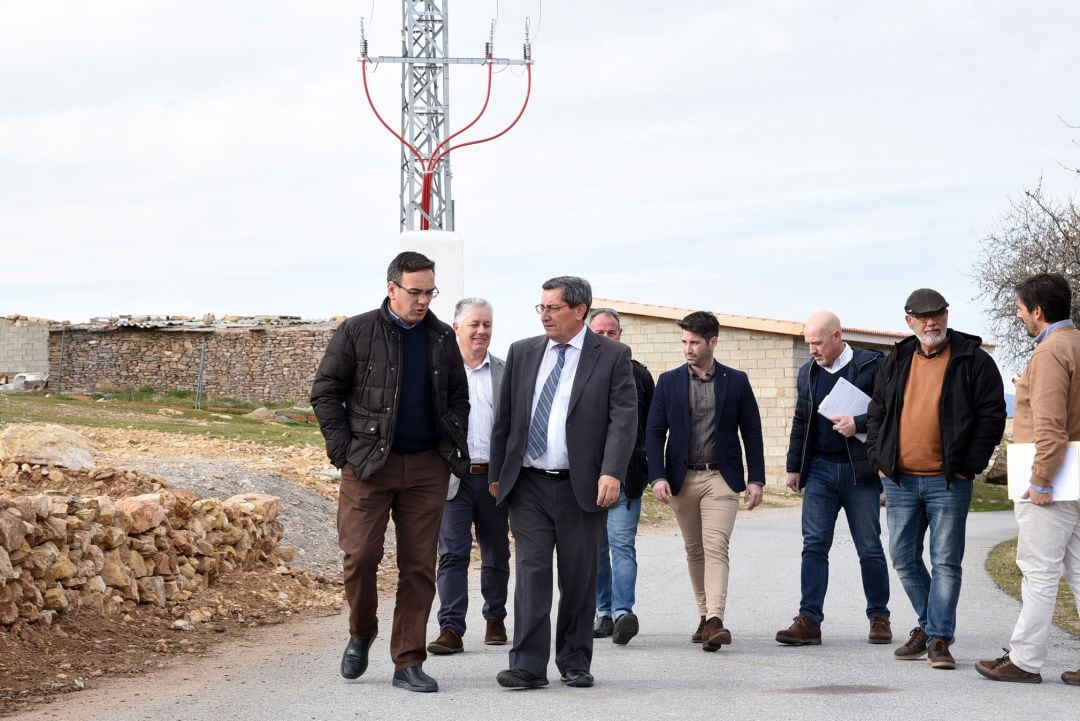 El presidente de la Diputación de Granada acompañado del alcalde de Valle del Zalabí han visitado CHARCHES.