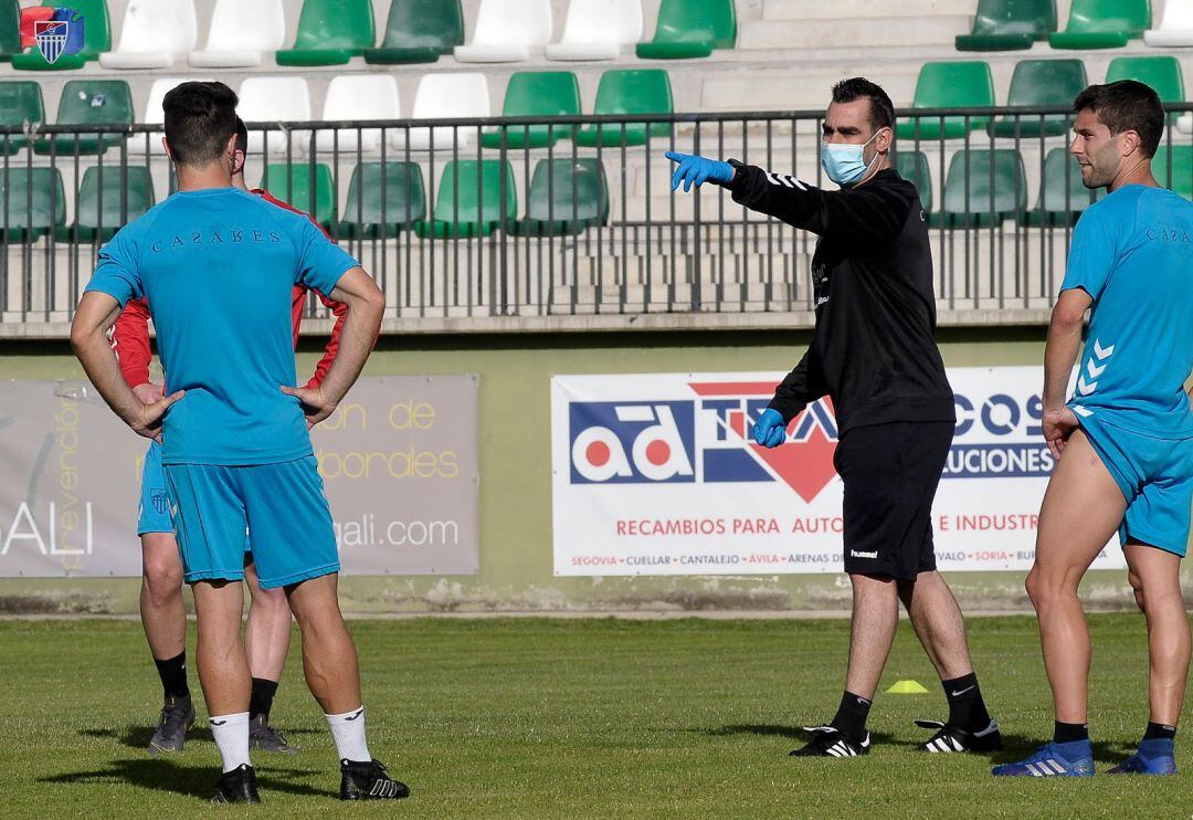 El entrenador azulgrana durante se dirige a varios jugadores durante el primer entrenamiento