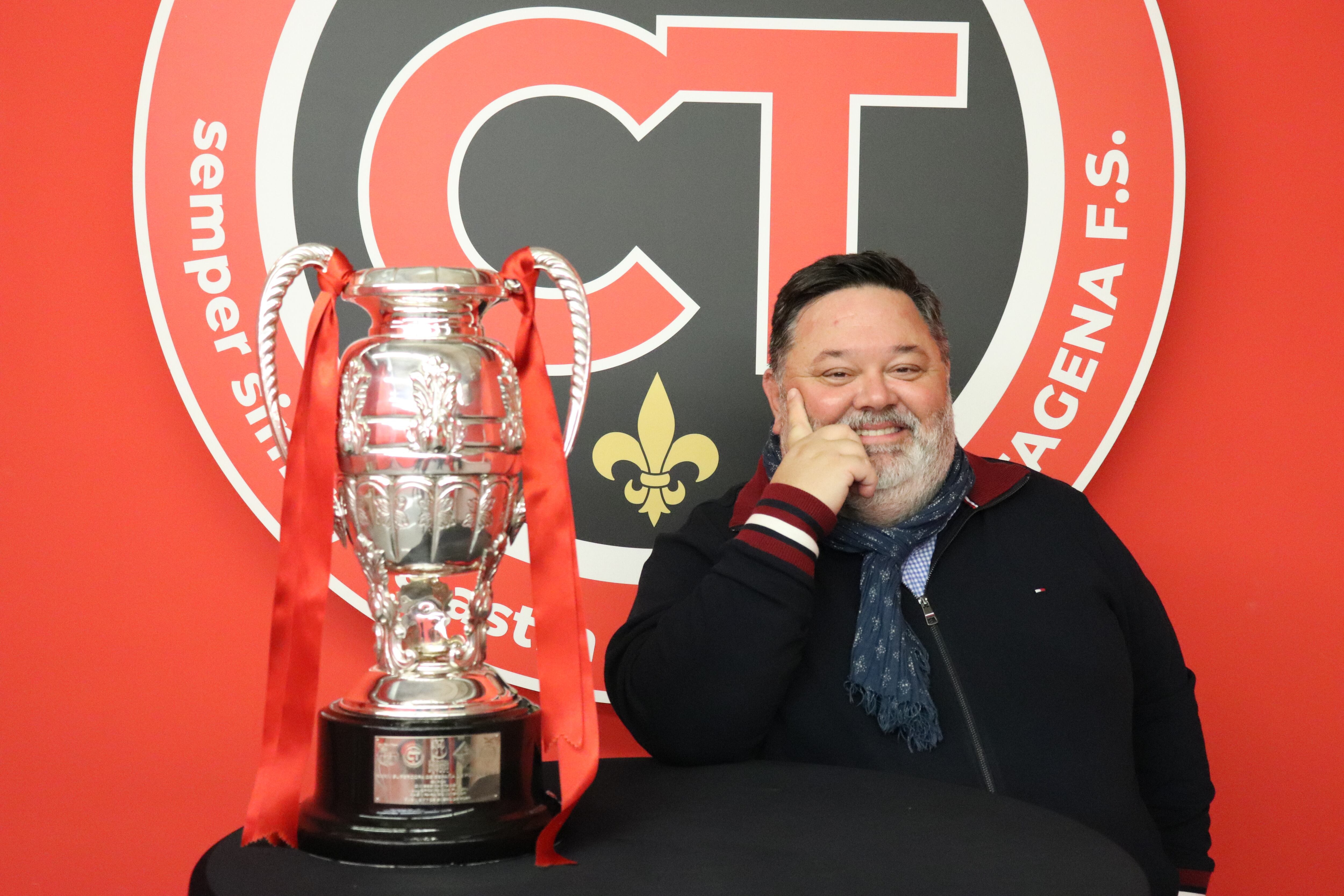 Miguel Ángel Jiménez Bosque, presidente de Jimbee Cartagena, posa junto a la Supercopa