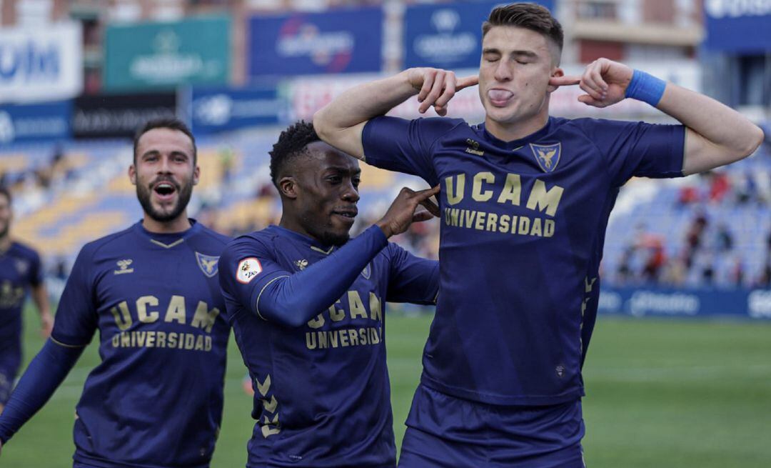 Jordi Sánchez celebrando su diana ante el Yeclano