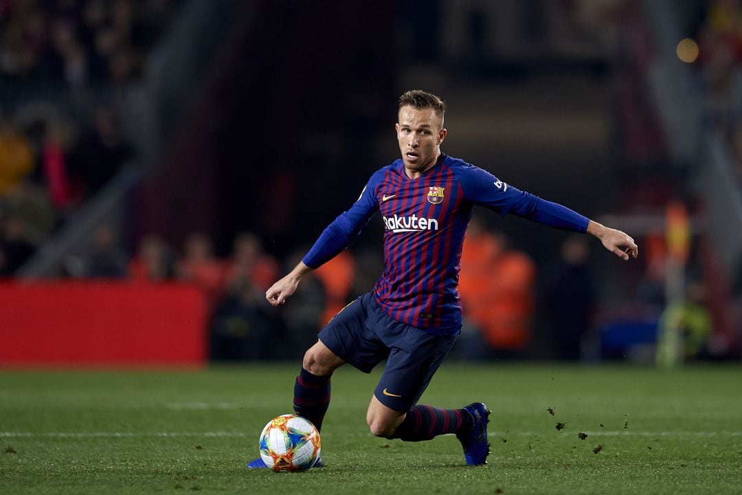 Arthur Melo durante el Clásico en el que cayó lesionado.