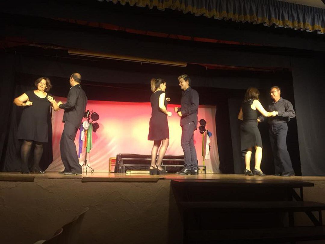 Los actores y actrices durante un momento de la actuación. 