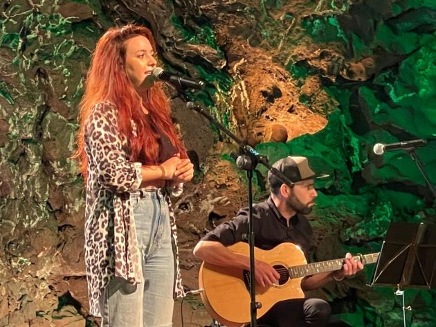 Marta Soto interpretando una de sus canciones.