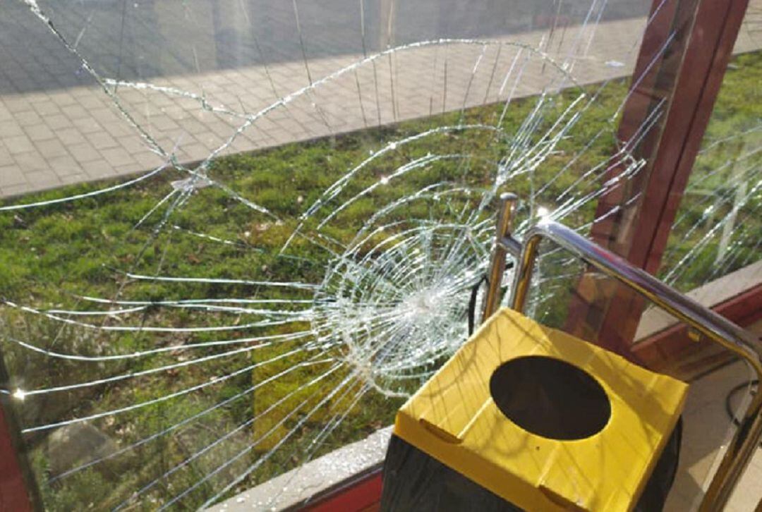 Un dels vidres trencats a Anglès