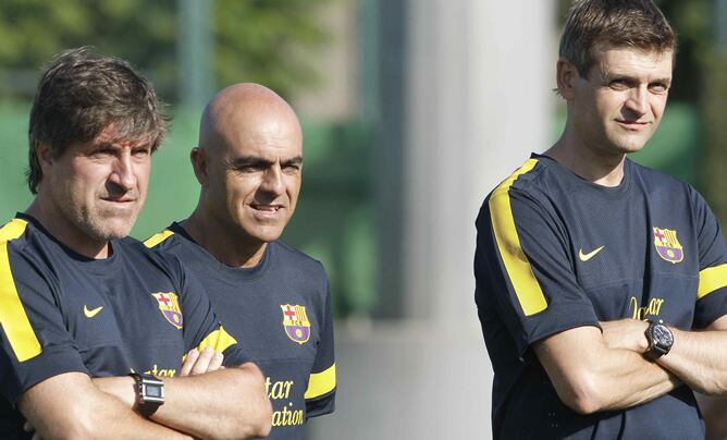 El entrenador del FC Barcelona, Tito Vilanova, con el recuperador físico, Juanjo Brau, y el segundo entrenador, Jordi Roure, observan a los jugadores en la primera sesión de entrenamiento de la &#039;era Vilanova&quot; hoy, 17 de julio de 2012, en la ciudad deporti