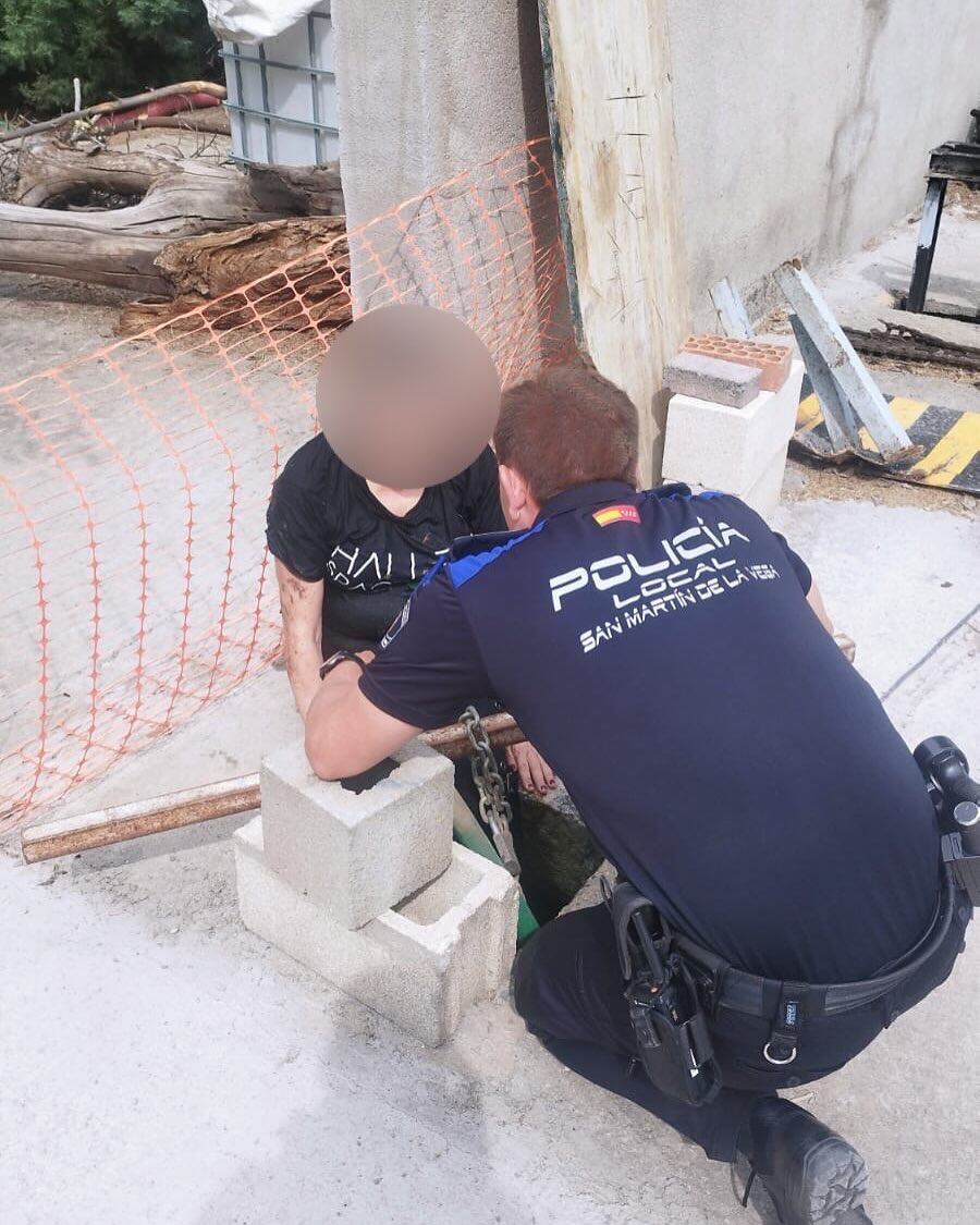 La mujer fue sacada por un pequeño hueco del pasillo verde sobre el Canal del Jarama en San Martín de la Vega