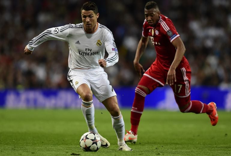 Boateng persigue a Cristiano en un partido de la Liga de Campeones.