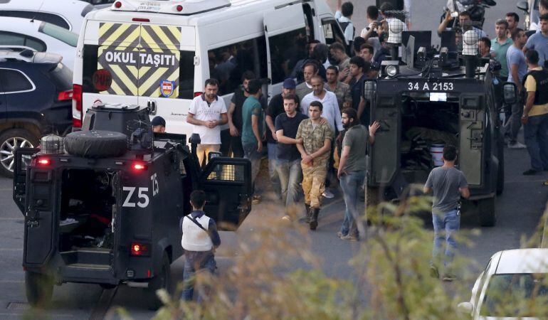 La policía turca arresta a un militar en la plaza de Taksim en Estambul. La policía ha detenido a 10 jueces del &#039;Danistay&#039;, uno de los organismos supremos de la Judicatura turca y máxima autoridad para contenciosos administrativos, informa la agencia semi