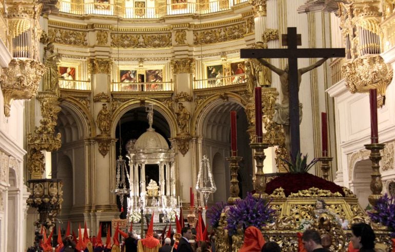 La hermandad de los Gitanos de Granada haciendo estación de penitencia en la Catedral