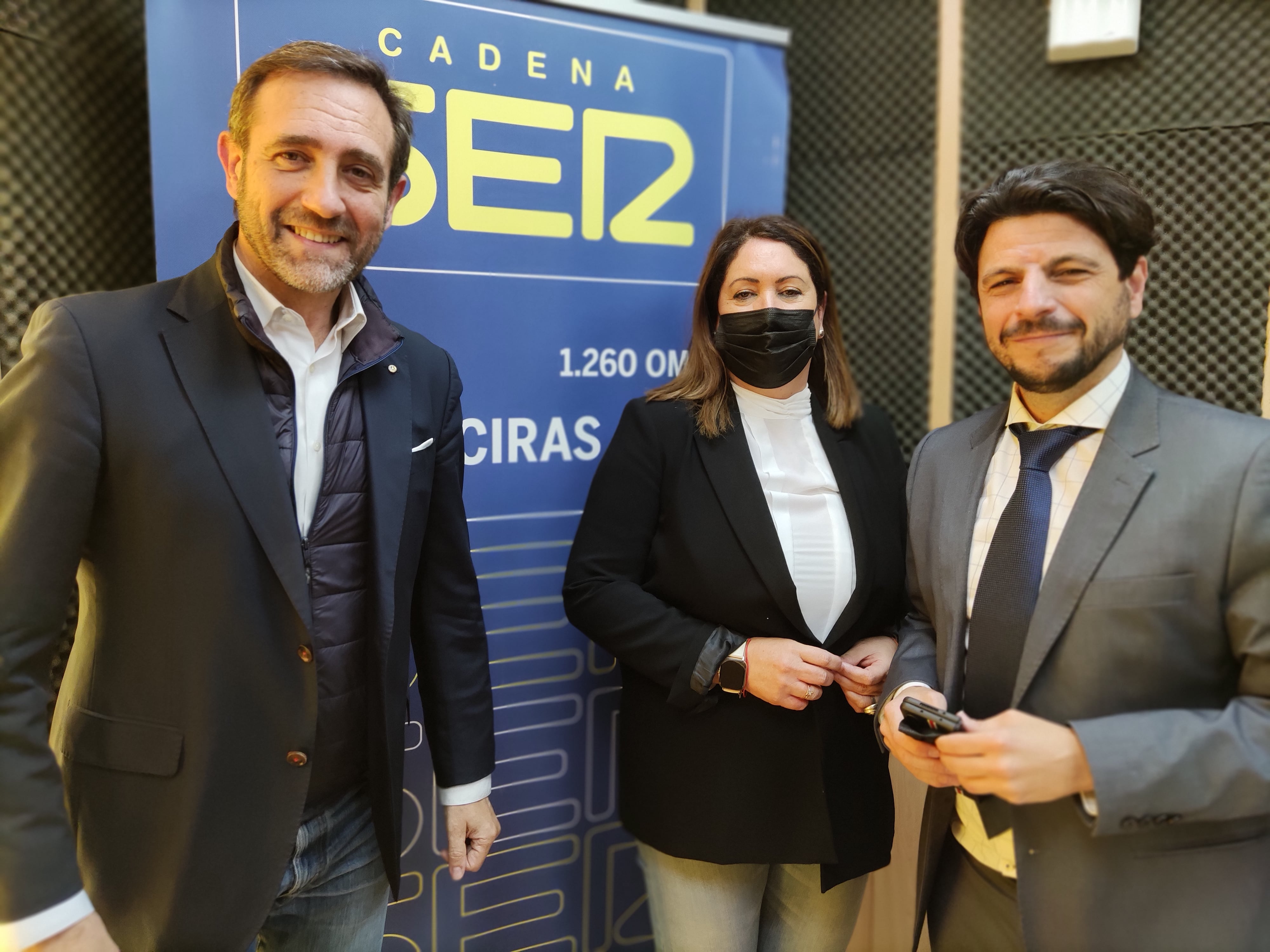 El eurodiputado José Ramón Bauzá junto a sus compañeros de Ciudadanos en el Ayuntamiento de Algeciras, Montse barroso y Sergio Pelayo.