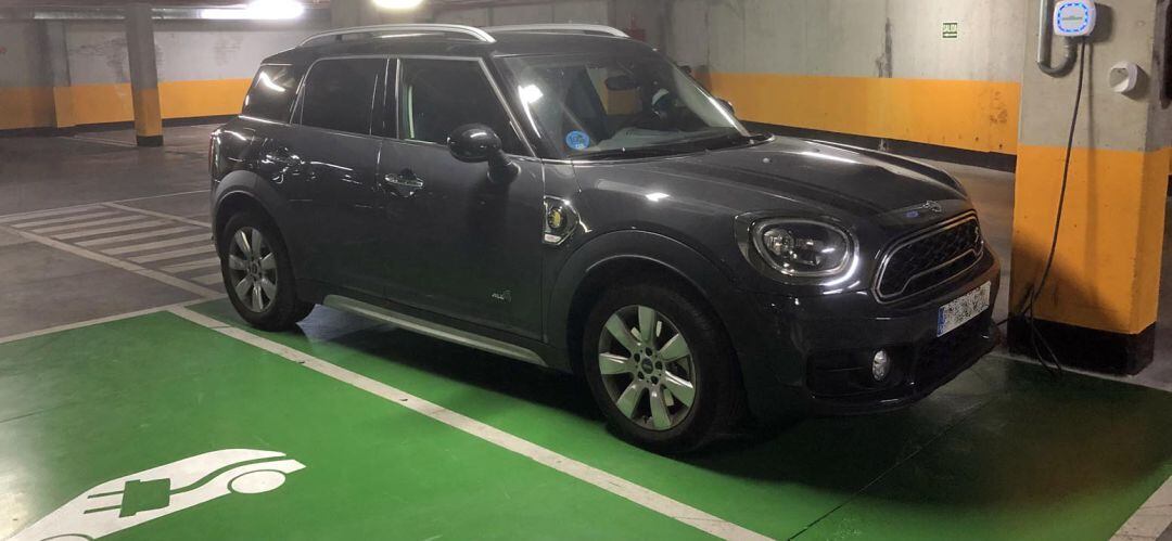 Los conductores que cuenten con este tipo de automóviles podrán cargar sus baterías en dicho estacionamiento público 