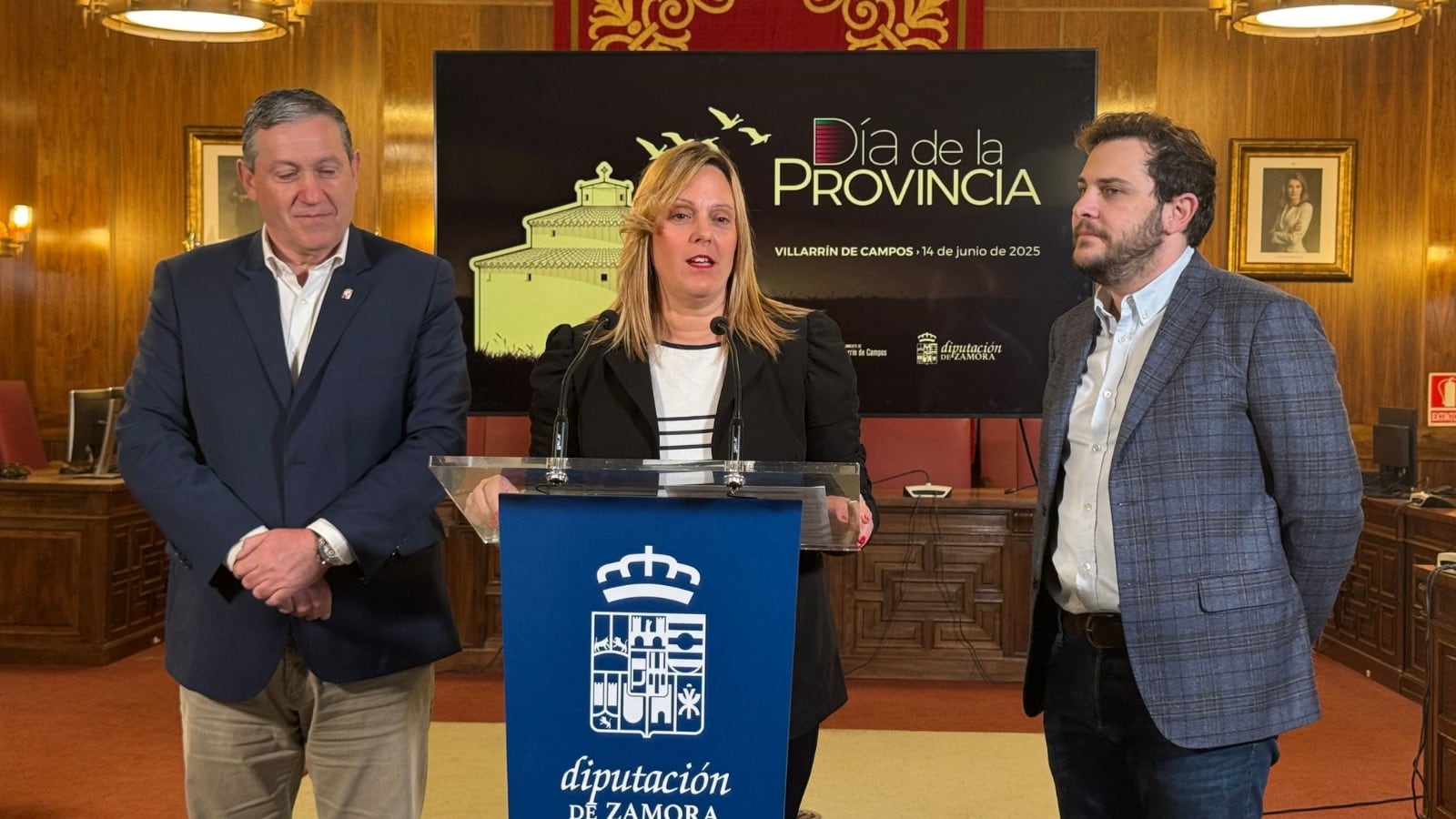 Javier Faúndez, Ainhoa Aranguren, alcaldesa de Villarín de Campos y Víctor López de la Parte, durante la presentación del Día de la Provincia