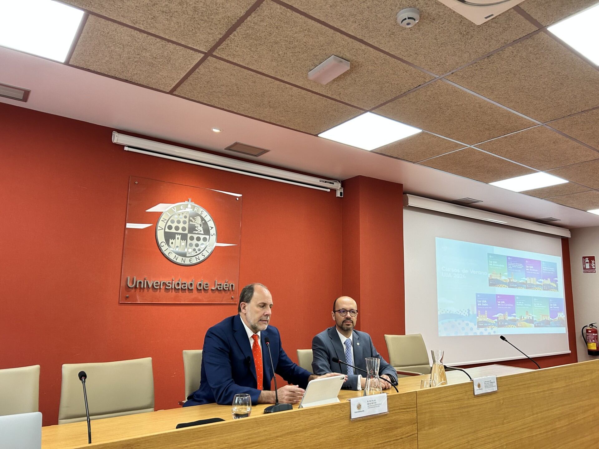De izqda a dcha, el rector de la UJA, Nicolás Ruiz, y el vicerrector de Formación Permanente, Francisco Roca, durante la presentación de los Cursos de Verano 2024.