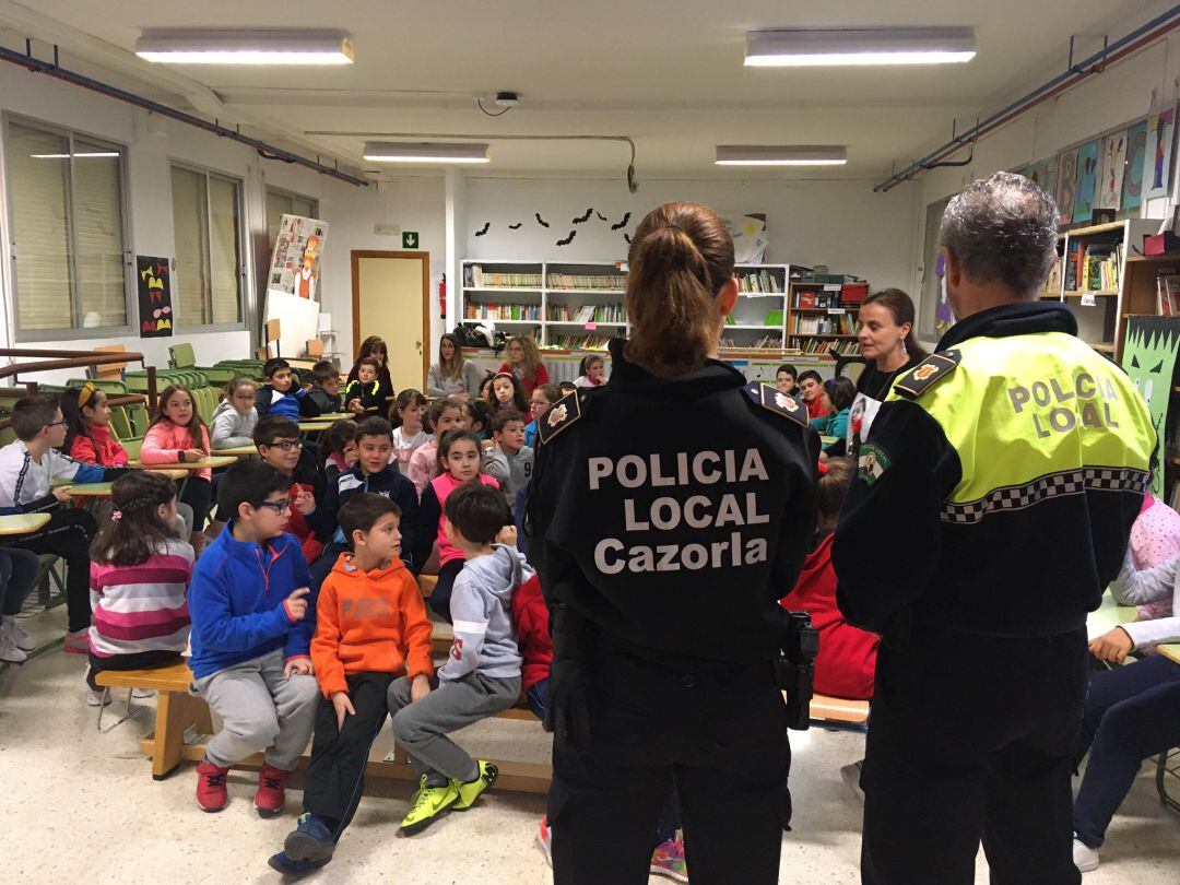 Policia y psicologa durante uno de los talleres en el CEIP Virgen de la Cabeza