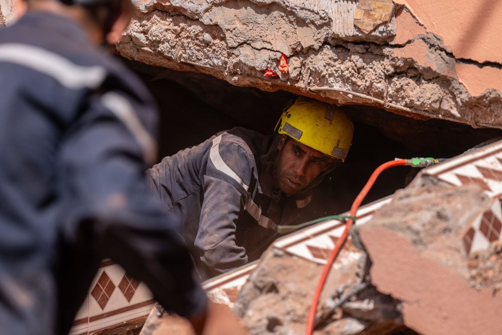 Bomberos trabajan en las labores de rescate en Marruecos.