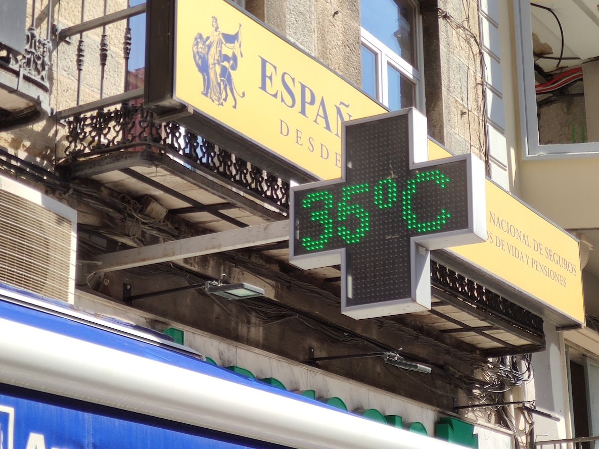 La temperatura aparece en un reloj de una farmacia en el centro de Jaén capital