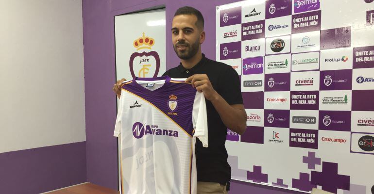 El nuevo futbolista del Real Jaén posa con la camiseta del club.