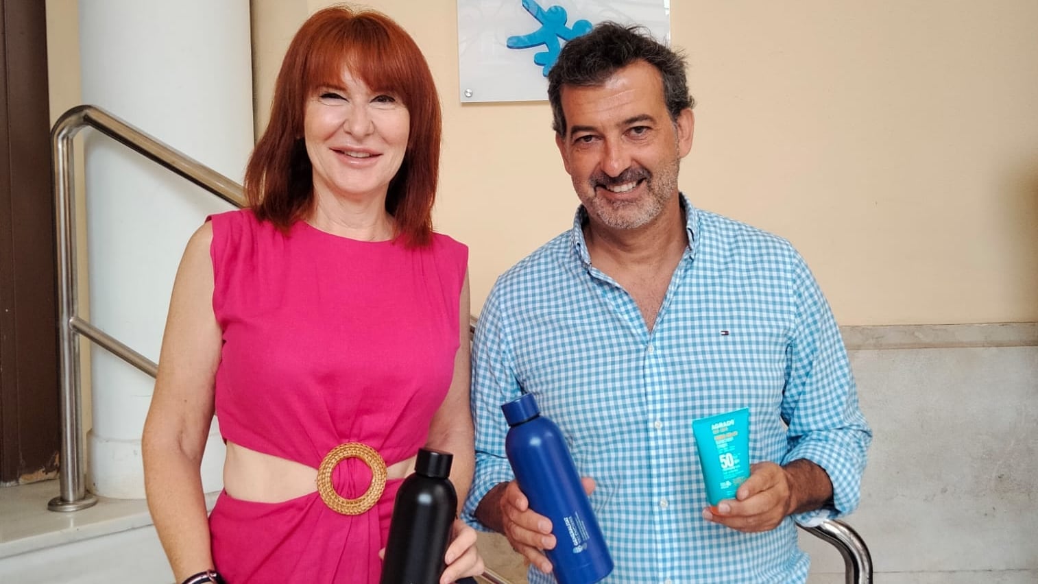 Begoña León, concejala de Bienestar Social y Juan Manuel Galvis, director territorial en la Conselleria de Servicios Sociales, junto a los productos de los kits ante el calor