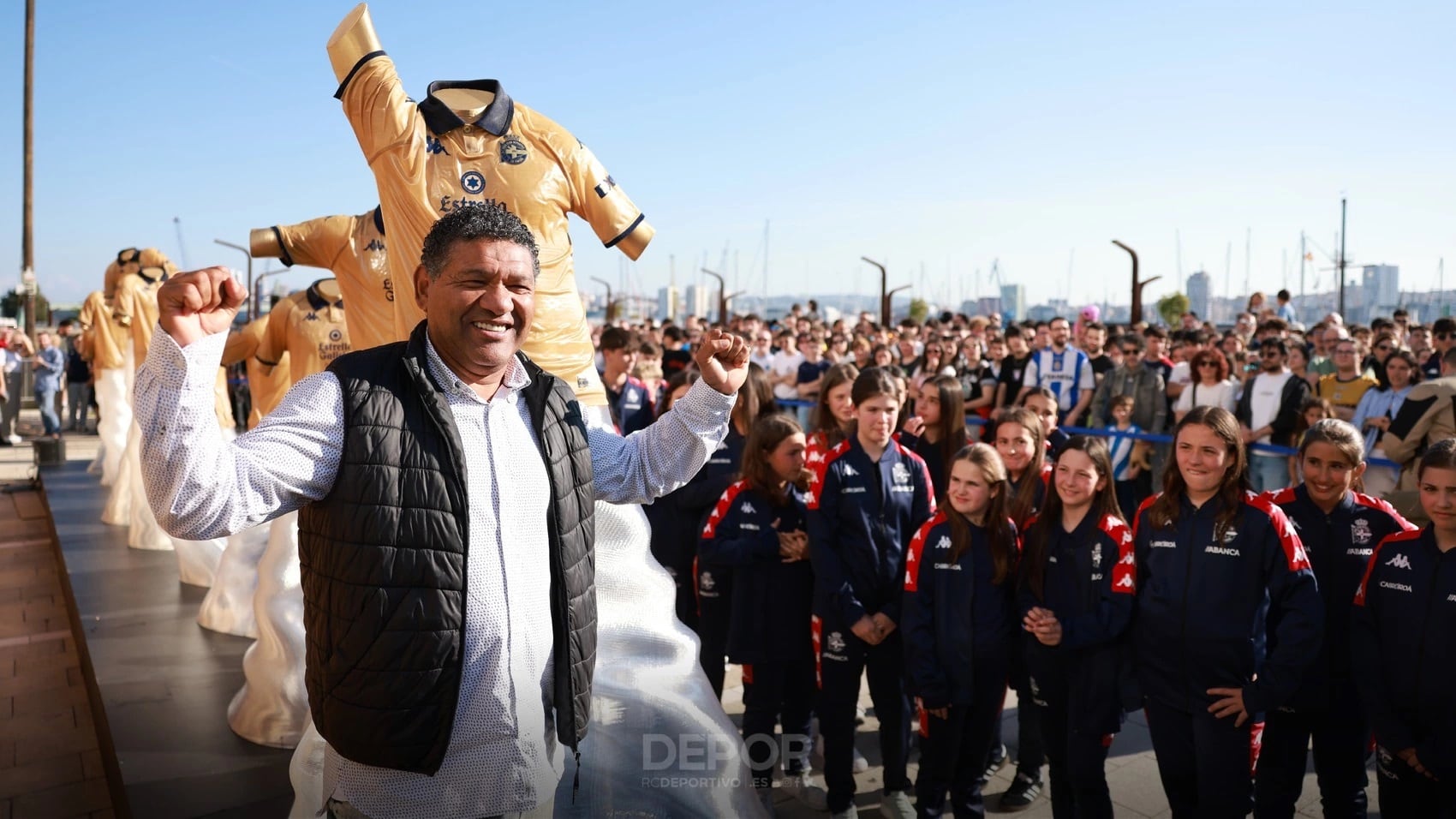 Donato, ante la escultura que inmortaliza el gol del título de liga del Deportivo