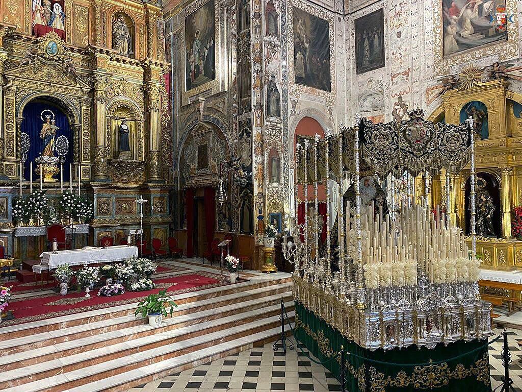 El palio de La Trinidad, ante el altar mayor de la Basílica de María Auxiliadora