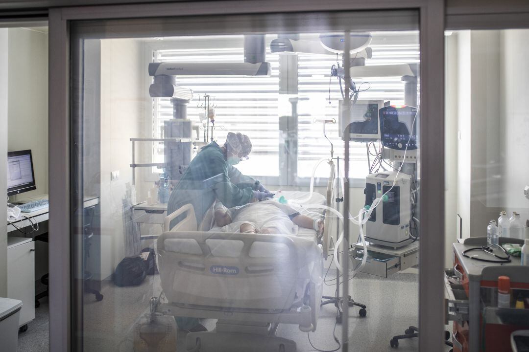 Personal sanitario atendiendo a un paciente de COVID-19 ingresado en la UCI. 