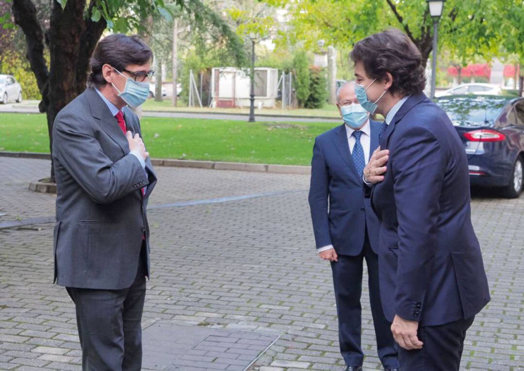 El ministro de Sanidad, Salvador Illa (i), saluda con la mano en el pecho al presidente de la Junta de Castilla y León, Alfonso Fernández Mañueco, a su llegada a una reunión programada entre ambos en Valladolid