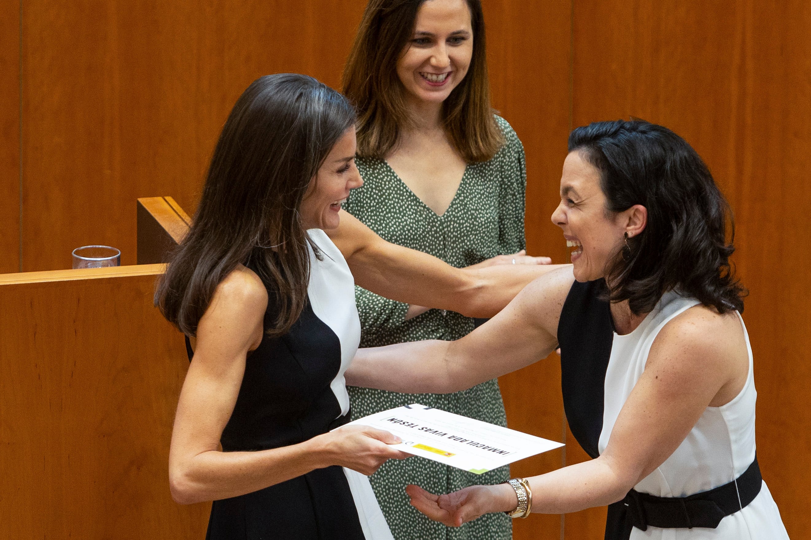 La reina Letizia hace entrega de una mención en la categoría de investigación a Inmaculada Vivas Tesón (d), catedrática de la Universidad de Sevilla que ha coincidido con el mismo modelo de vestido que la reina