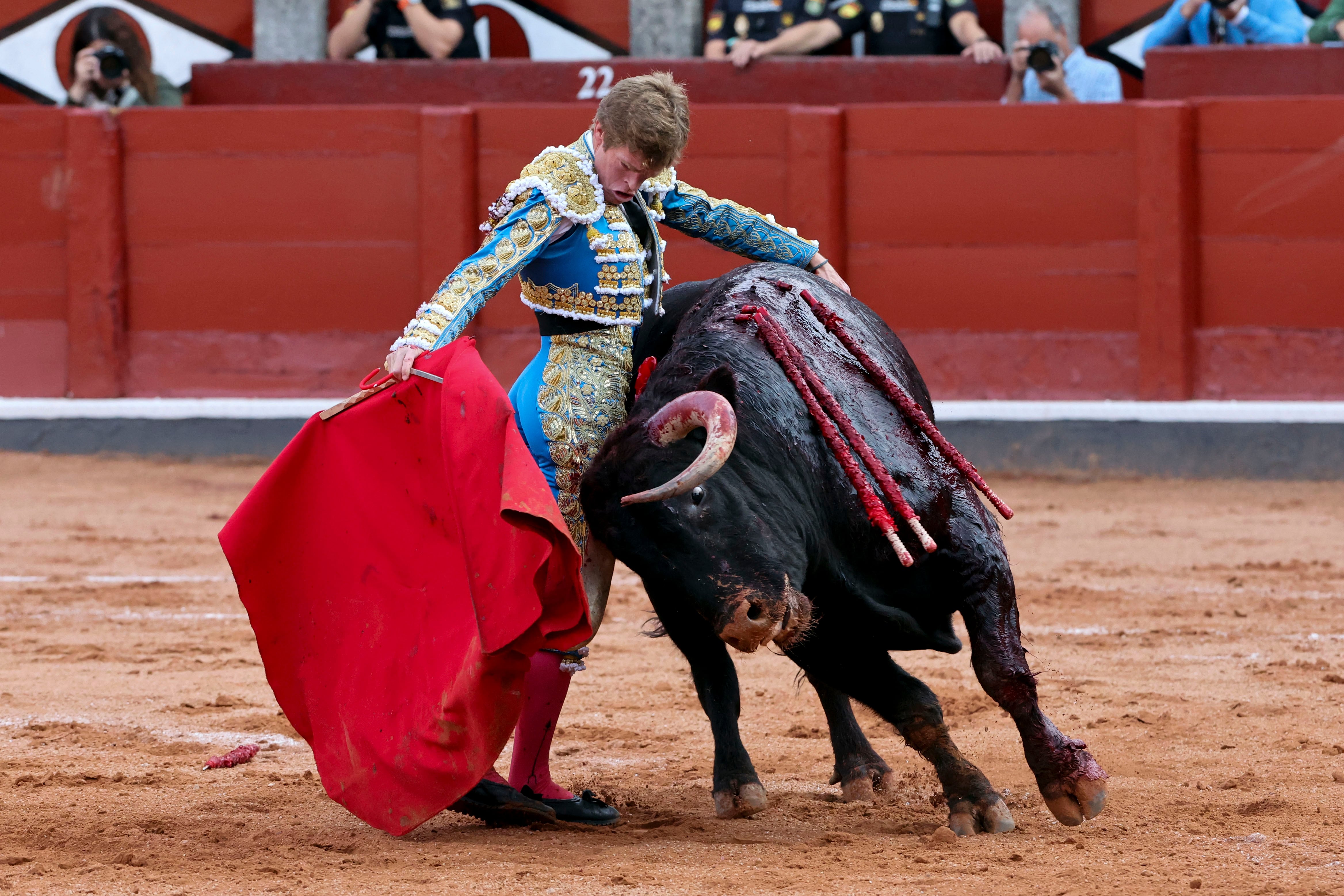 SALAMANCA, 22/09/2024.- El diestro Borja Jiménez en su faena al primero de su lote durante la quinta de la Feria de la Virgen de la Vega que se celebra hoy domingo en la plaza de toros La Glorieta de Salamanca. EFE/J.M.GARCÍA.
