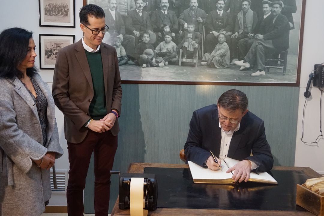 El President firma en el libro de honor del Museo del Calzado, acompañado del alcalde de Elda y la directora del Museo 