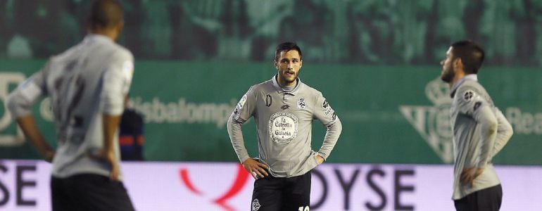 Los jugadores del Deportivo Sidnei da Silva, Florin Andone y Carles Gil, al término del partido de ida de dieciseisavos de final de la Copa del Rey ante el Real Betis 