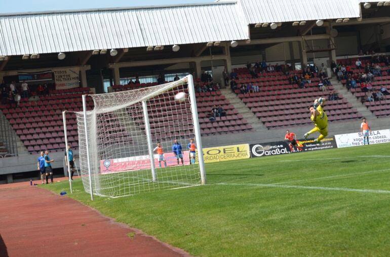 Imagen espectacular de Amadeo Rey, captando cómo entra el balón en la portería tras el disparo de Santi para el 2-0