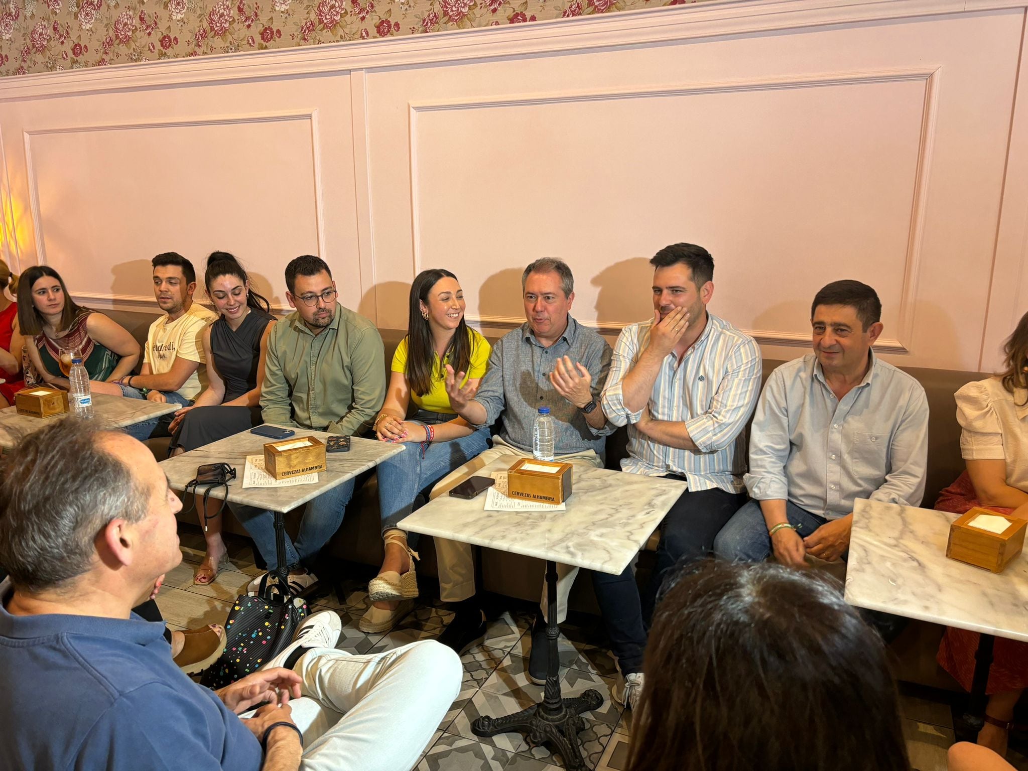 El secretario general del PSOE-A, Juan Espadas, en el centro, rodeado de María Ruiz, de las Juventudes Socialistas; Alejandro Moyano, candidato 22 del PSOE a las Elecciones Europeas y Francisco Reyes, secretario general del PSOE de Jaén.