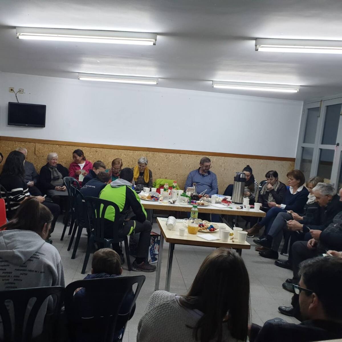 Los vecinos de Montanuy se reúnen para compartir una 'turronada'