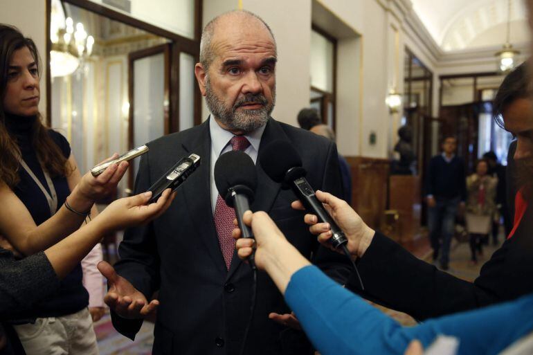 GRA144. MADRID, 23/04/2015.- El expresidente andaluz Manuel Chaves atiende a los medios en los pasillos del Congreso, en un receso del pleno celebrado hoy en la Cámara Baja. Chaves ha dicho hoy que respeta la decisión del que fuera su sucesor José Antonio Griñán de no renovar su escaño de senador, pero ha precisado que él está en una &quot;situación diferente&quot; y que se planteará su continuidad como diputado &quot;cuando lo considere oportuno&quot;. EFE/Juan Carlos Hidalgo