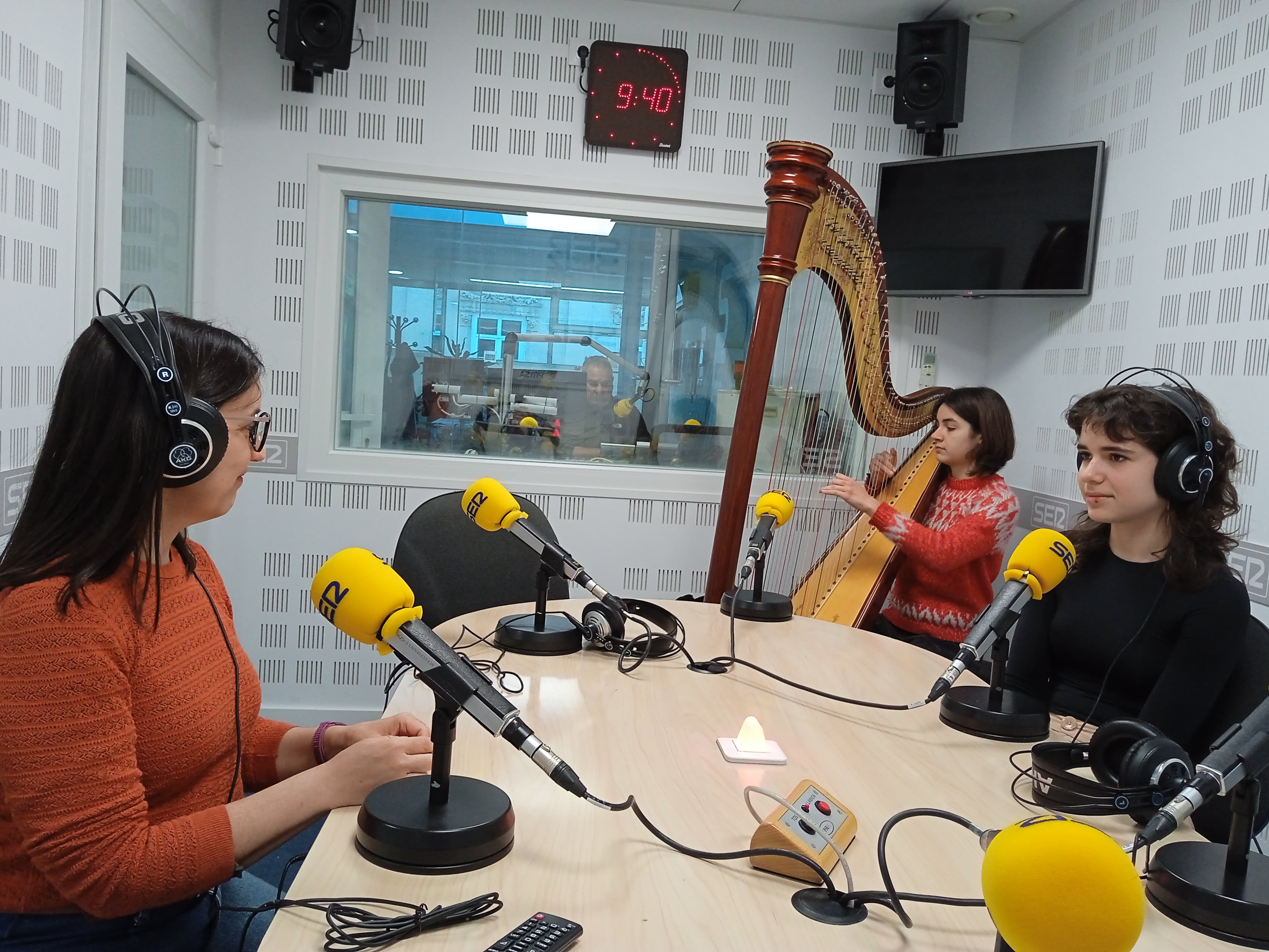 Alba Risueño tocando el arpa en los estudios de Radio Extremadura