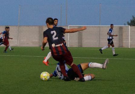Esteban Salazar disputa un balón