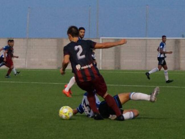 Esteban Salazar disputa un balón