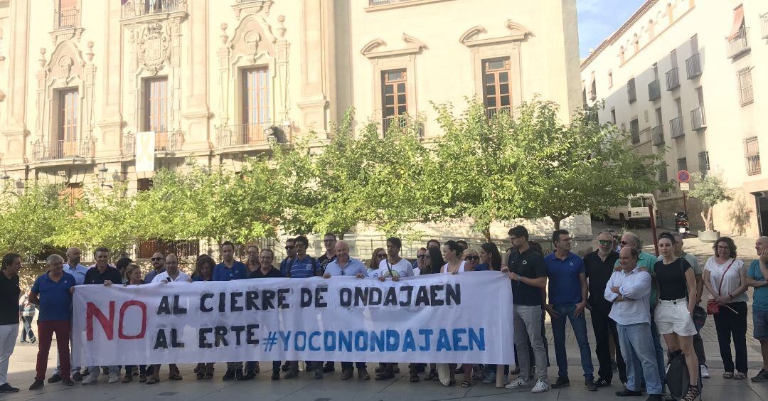 Concentración de los trabajadores de Onda Jaén frente al Ayuntamiento.