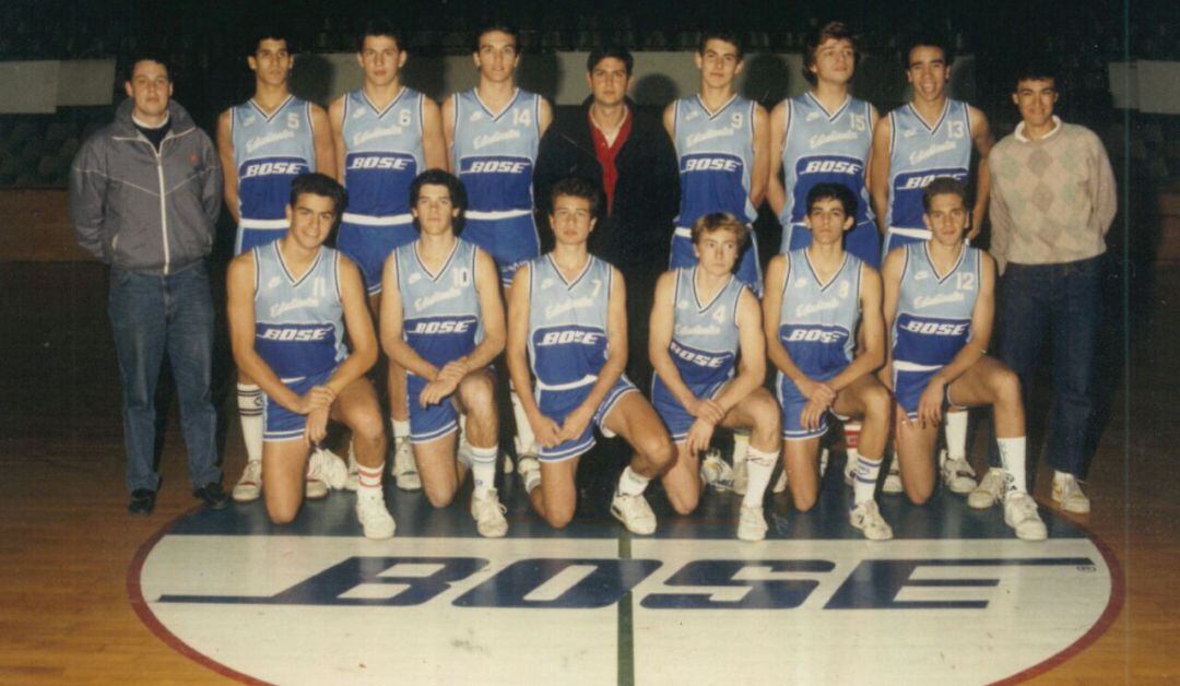 Equipo juvenil del Estudiantes en 1988-89. En el centro, de negro, Mateo Quirós. A la izquierda en la fila de abajo, Pedro Sánchez