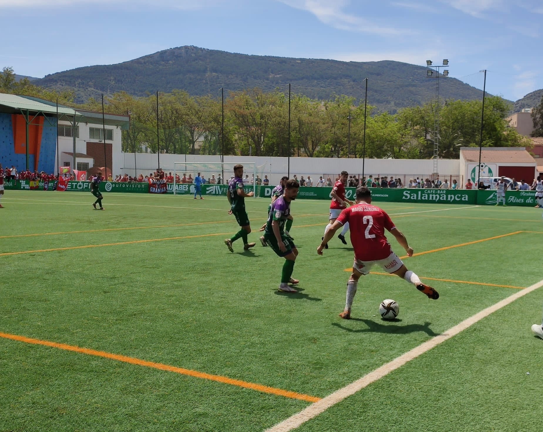 Un defenso murciano y el locloa juanca pungan por un balón dividido.