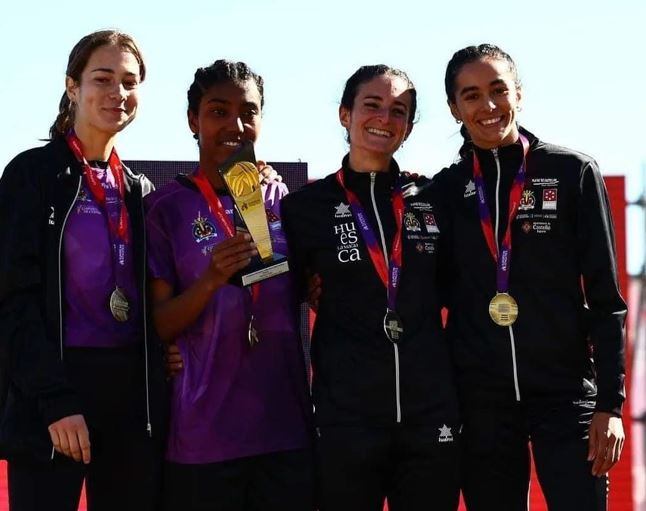 Cristina Espejo junto con sus compañeras del Playas de Castellón