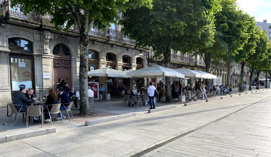 Ambiente en las terrazas de la céntrica calle Montero Ríos de Vigo, una de las avenidas peatonales más populares de la ciudad.