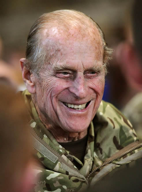 Imagen de archivo de noviembre de 2011 del Duque de Edimburgo, Felipe de Inglaterra, sonriendo durante su visita a las tropas británicas acantonadas en Bad Fallingbostel, Alemania.